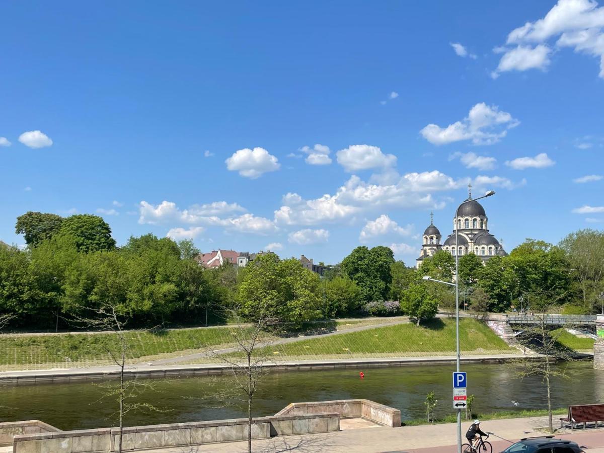 A Cozy Apartment With A Wonderful View Of The River In The Old Town Of Вильнюс Экстерьер фото